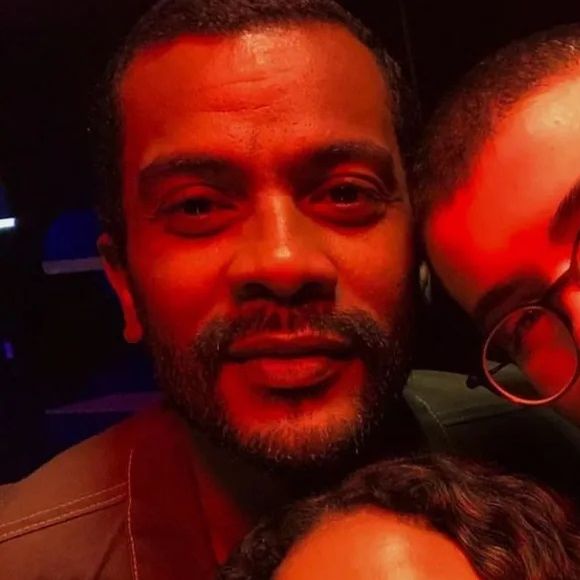 Bella Campos foi vista aos beijos com o ator Caio Manhete, colega de elenco de 'Vai Na Fé'