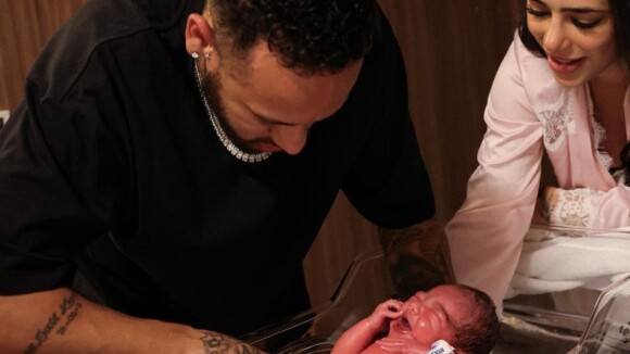 Neymar e Mavie surgem juntos em nova foto e semelhança entre jogador e bebê volta a impressionar internautas: 'A cópia do pai'