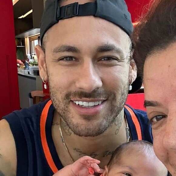 Neymar aparece ao lado de Mavie em foto e semelhança entre pai e filha choca web
