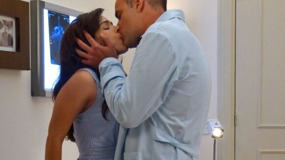 Novela 'Alto Astral': após beijo, Itália aceita pedido de namoro de Fernando