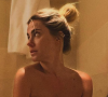 Nua, Carolina Dieckmann exibe fotos do banho na web e encanta fãs: 'Deusa'