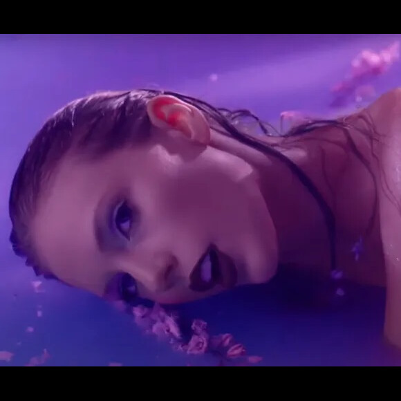 Taylor Swift usa várias cores, incluindo, o roxo para transmitir simbolismo com o seu trabalho