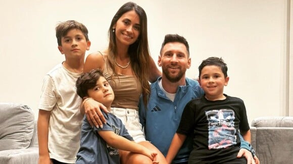 Messi e Antonella Roccuzzo fazem aparição pública com filhos após boatos de traição e separação. Vídeo!