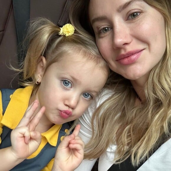 Filha de Ana Paula Siebert, Vicky, rouba a cena em fotos com a mãe