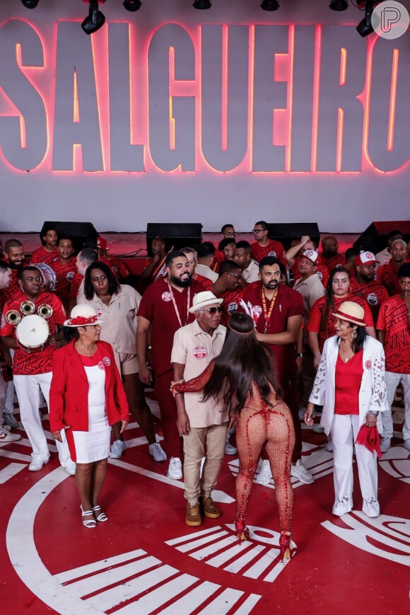 Viviane Araujo ajudou os integrantes da Velha Guarda do Salgueiro a se posicionarem para gravarem a vinheta do carnaval 2024 da Globo