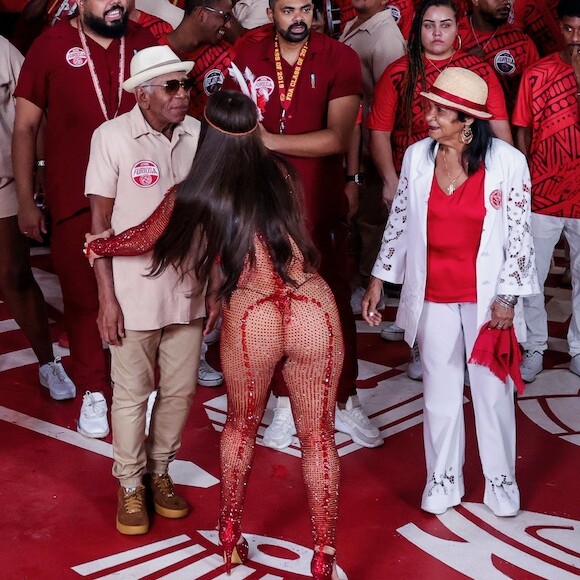 Viviane Araujo ajudou os integrantes da Velha Guarda do Salgueiro a se posicionarem para gravarem a vinheta do carnaval 2024 da Globo