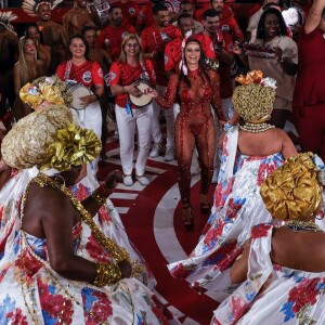 Viviane Araujo com macacão colado no corpo gravou vinheta de carnaval 2024 da Globo