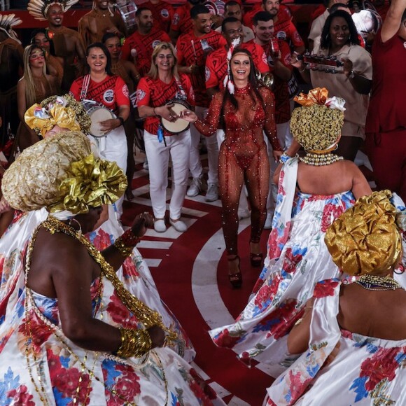 Viviane Araujo com macacão colado no corpo gravou vinheta de carnaval 2024 da Globo