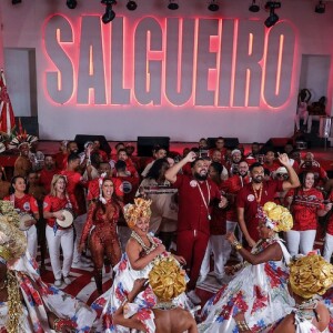Gravação da vinheta de carnaval da Globo reuniu Velha Guarda e parte da ala das baianas