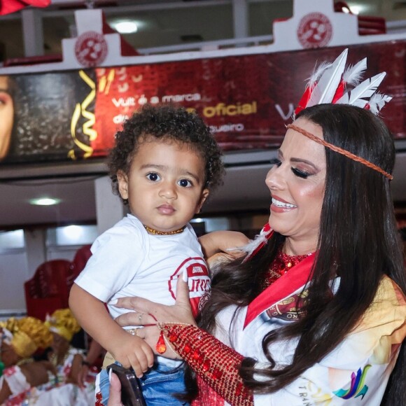 Filho de Viviane Araujo, Joaquim, 1 ano, ganhou colo da mãe antes da gravação da vinheta do carnaval 2024 da Globo