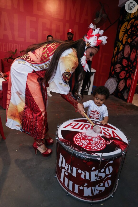 Filho de Viviane Araujo, Joaquim, 1 ano, ganhou ajuda da mãe ao tocar tambor na quadra do Salgueiro