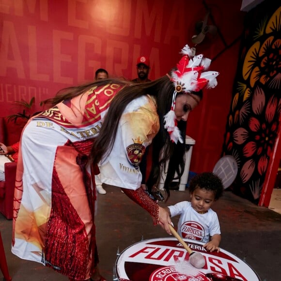 Filho de Viviane Araujo, Joaquim, 1 ano, ganhou ajuda da mãe ao tocar tambor na quadra do Salgueiro