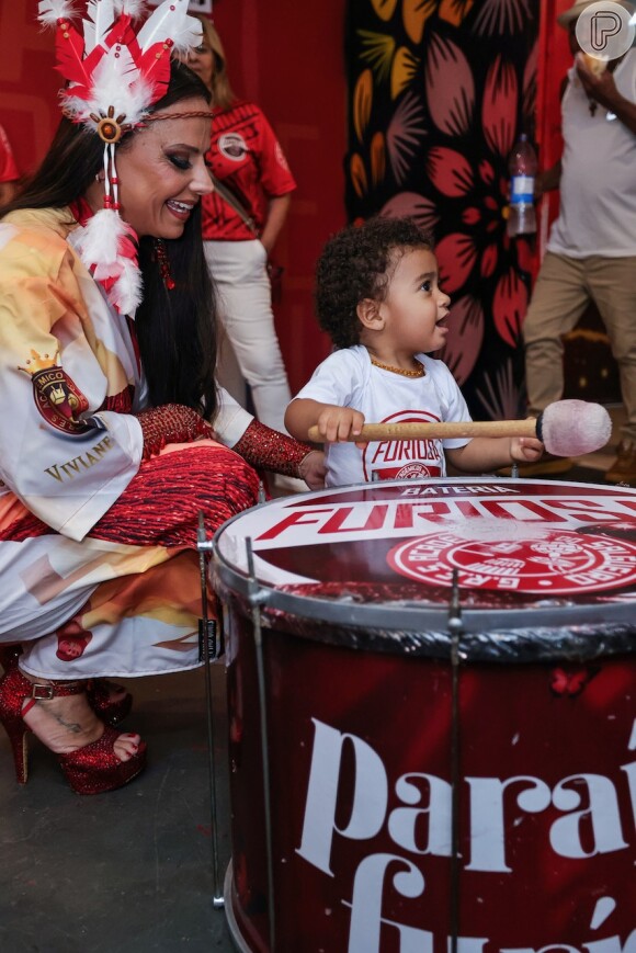 Filho de Viviane Araujo, Joaquim, 1 ano, se divertiu ao tocar tambor na quadra do Salgueiro