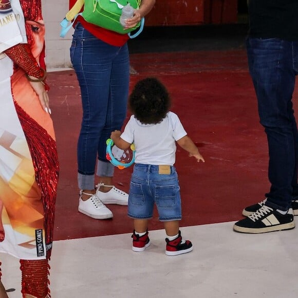 Filho de Viviane Araujo, Joaquim, 1 ano, se encantou ao conhecer a quadra do Salgueiro