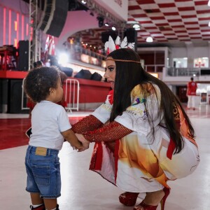 Filho de Viviane Araujo, Joaquim, 1 ano, ganhou atenção da mãe ao ir primeira vez à quadra de escola de samba