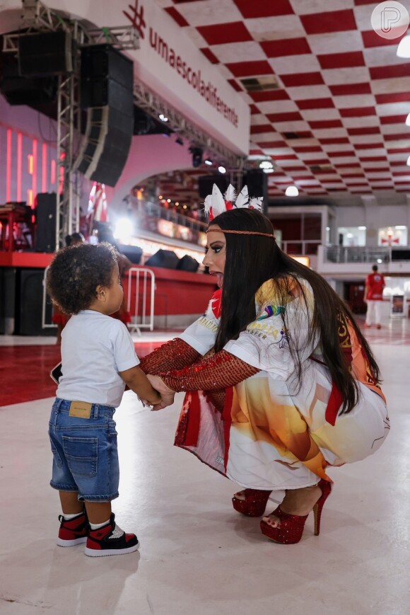 Filho de Viviane Araujo, Joaquim, 1 ano, ganhou atenção da mãe ao ir primeira vez à quadra de escola de samba