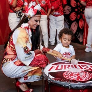 Filho de Viviane Araujo, Joaquim, 1 ano, mostrou habilidade ao tocar tambor e encantou a mãe