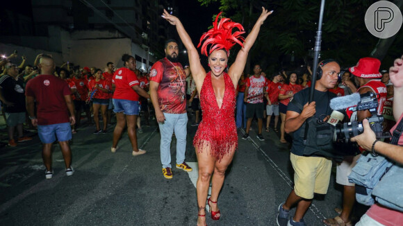 Viviane Araújo apostou em maiô vermelho decorado e valorizou pernas definidas em look para 1º ensaio de rua do Salgueiro para o carnaval 2024