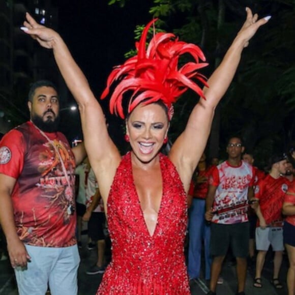 Viviane Araújo apostou em maiô vermelho decorado e valorizou pernas definidas em look para 1º ensaio de rua do Salgueiro para o carnaval 2024