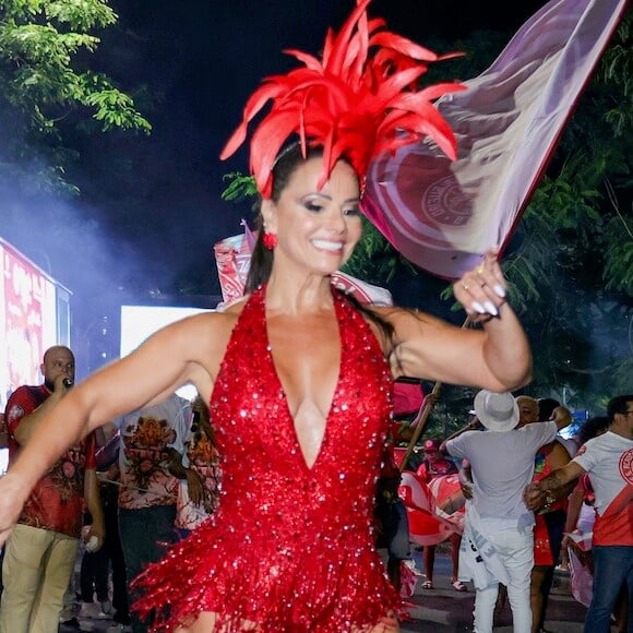 Viviane Araújo comprovou no 1º ensaio de rua do Salgueiro para o carnaval 2024 porque é a 'rainha de todas as rainhas'