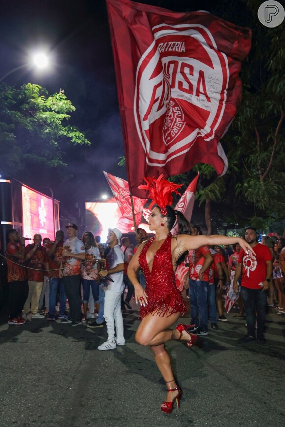 Viviane Araújo esteve à frente dos ritmistas do Salgueiro no 1º ensaio de rua para o carnaval 2024