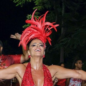 Viviane Araújo escolheu maiô vermelho decotado para ensaio do Salgueiro