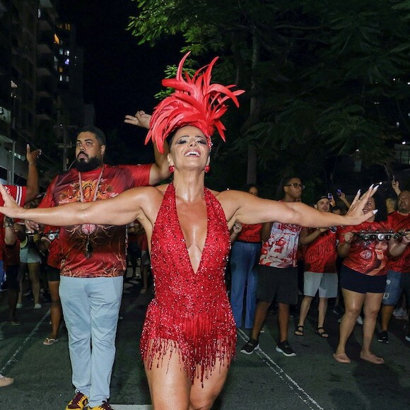 Viviane Araújo escolheu maiô vermelho decotado para ensaio do Salgueiro