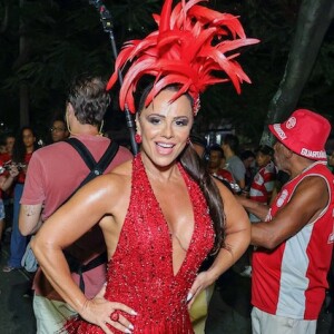 Viviane Araújo valorizou as pernas definidas em look para 1º ensaio de rua do Salgueiro rumo ao carnaval 2024