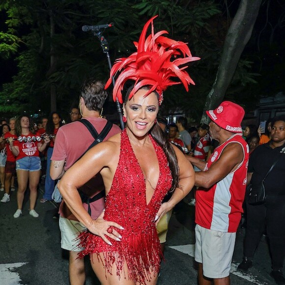 Viviane Araújo valorizou as pernas definidas em look para 1º ensaio de rua do Salgueiro rumo ao carnaval 2024