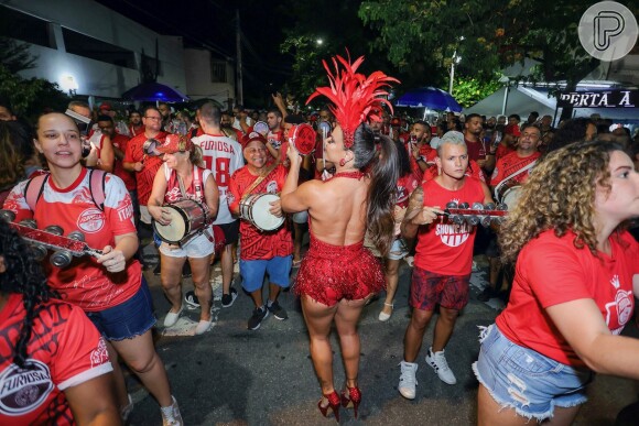 Viviane Araújo escolheu em maiô vermelho decorado para 1º ensaio de rua do Salgueiro rumo o carnaval 2024 em 30 de novembro de 2023