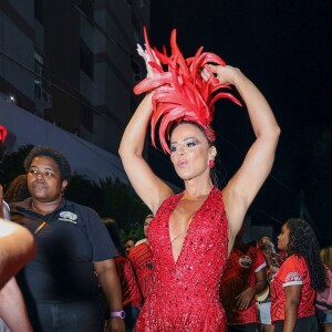 Viviane Araújo completou o look no 1º ensaio de rua do Salgueiro para o carnaval 2024 com adererço de cabeça