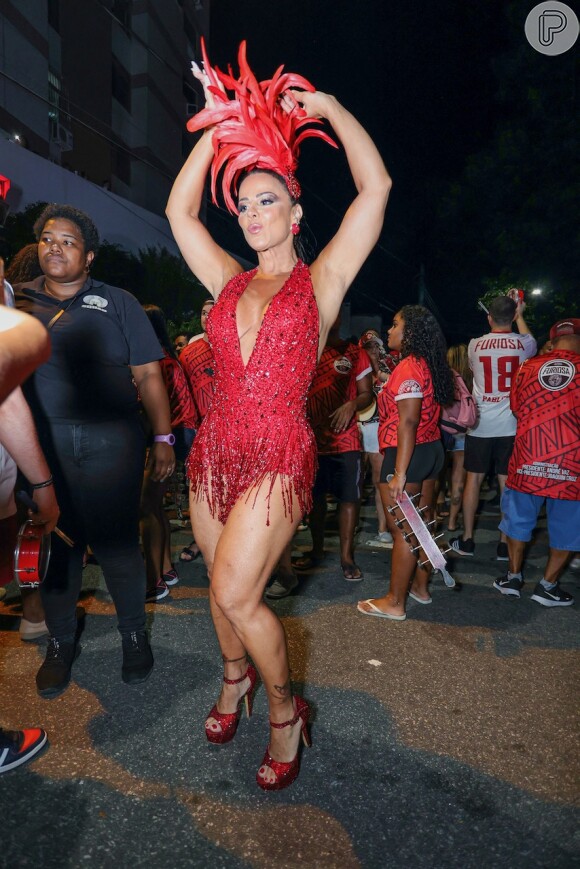 Viviane Araújo completou o look no 1º ensaio de rua do Salgueiro para o carnaval 2024 com adererço de cabeça