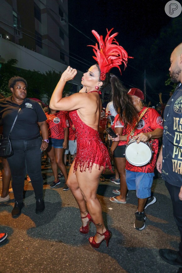 Viviane Araújo deixou as pernas definidas à mostra em look no 1º ensaio de rua do Salgueiro