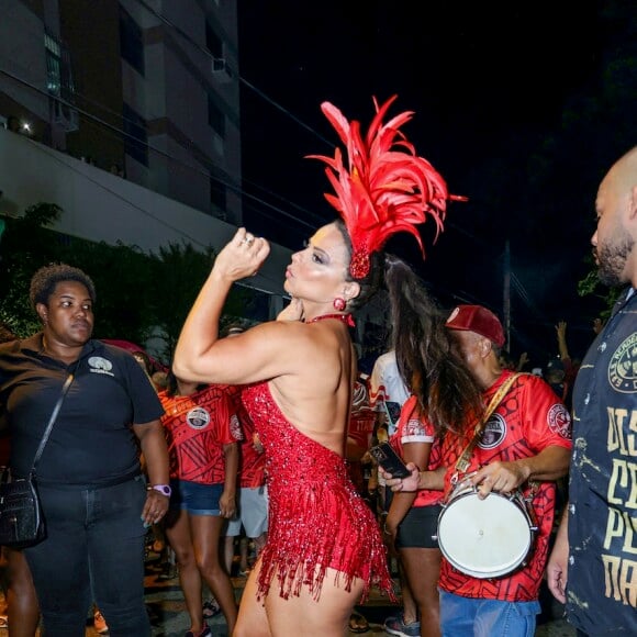 Viviane Araújo deixou as pernas definidas à mostra em look no 1º ensaio de rua do Salgueiro