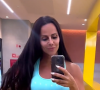 Viviane Araujo exibiu barriga tanquinho em look fitness