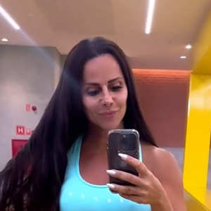 Viviane Araujo exibiu barriga tanquinho em look fitness