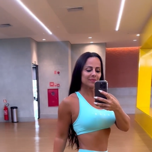 Viviane Araujo mostrou pernas saradas no Instagram