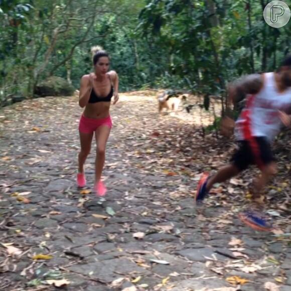 Giovanna Ewbank treina em floresta para fugir do forte calor do Rio de Janeiro