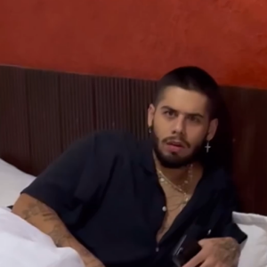 Zé Felipe fez essa cara quando se deparou com Virgínia Fonseca no quarto do hotel