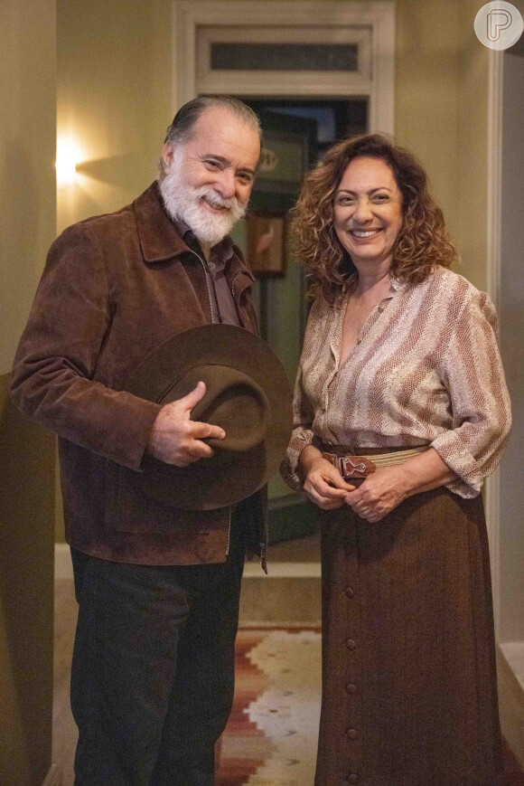Antônio (Tony Ramos) e Agatha (Eliane Giardini) tiveram um caso na novela 'Terra e Paixão', que gerou Caio (Cauã Reymond)