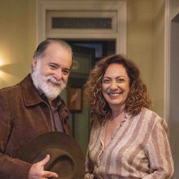 Antônio (Tony Ramos) e Agatha (Eliane Giardini) tiveram um caso na novela 'Terra e Paixão', que gerou Caio (Cauã Reymond)