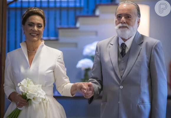 Agatha (Eliane Giardini) e Antônio (Tony Ramos) se casaram na novela 'Terra e Paixão'; vilã é assassinada e pode aparecer viva