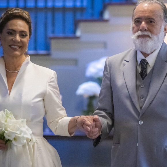 Agatha (Eliane Giardini) e Antônio (Tony Ramos) se casaram na novela 'Terra e Paixão'; vilã é assassinada e pode aparecer viva