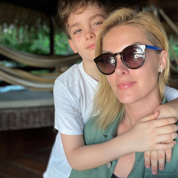 Ana Hickmann segue vivendo com o filho após a separação