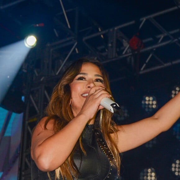 Simone usou um look justo preto com franjas em um show em São Paulo que foi muito admirado