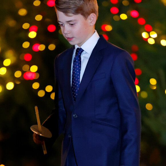 Príncipe George é o segundo na linha de sucessão ao trono britânico, atrás apenas do pai, Príncipe William