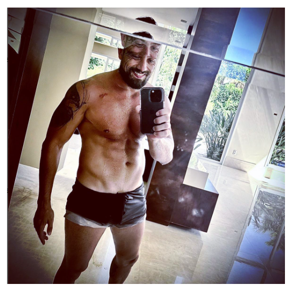 Rafael Cardoso após término de relação resolveu publicar fotos mostrando o corpo sarado e exaltando solteirice