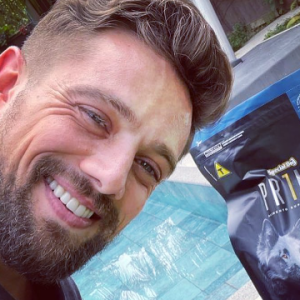 Rafael Cardoso após o término do seu casamento chegou a ser cancelado na web após declarações preconceituosas