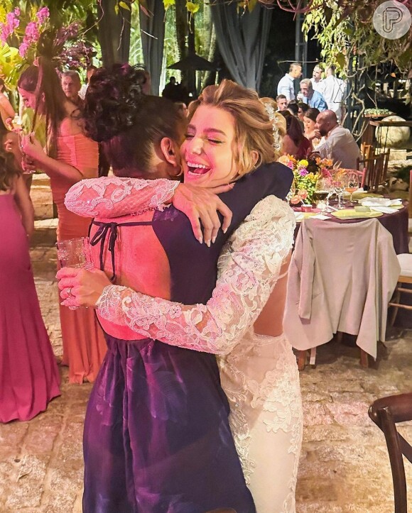 No casamento da atriz Julia Foti, Heslaine Vieira usou um vestido azul com transparência e costas abertas