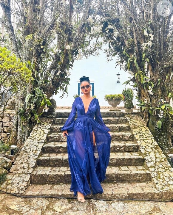 Heslaine Vieira usou vestido para casamento azul e o combinou com salto alto e acessórios dourados